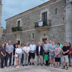 Foto de grupo diante do Concello de Meira cos tres GDR e apicultores que visitaron a Montaña, acompañados dos técnicos do GDR Montes e Vales Orientais e do das Terras de Miranda