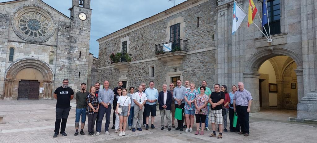 Foto de grupo diante do Concello de Meira cos tres GDR e apicultores que visitaron a Montaña, acompañados dos técnicos do GDR Montes e Vales Orientais e do das Terras de Miranda