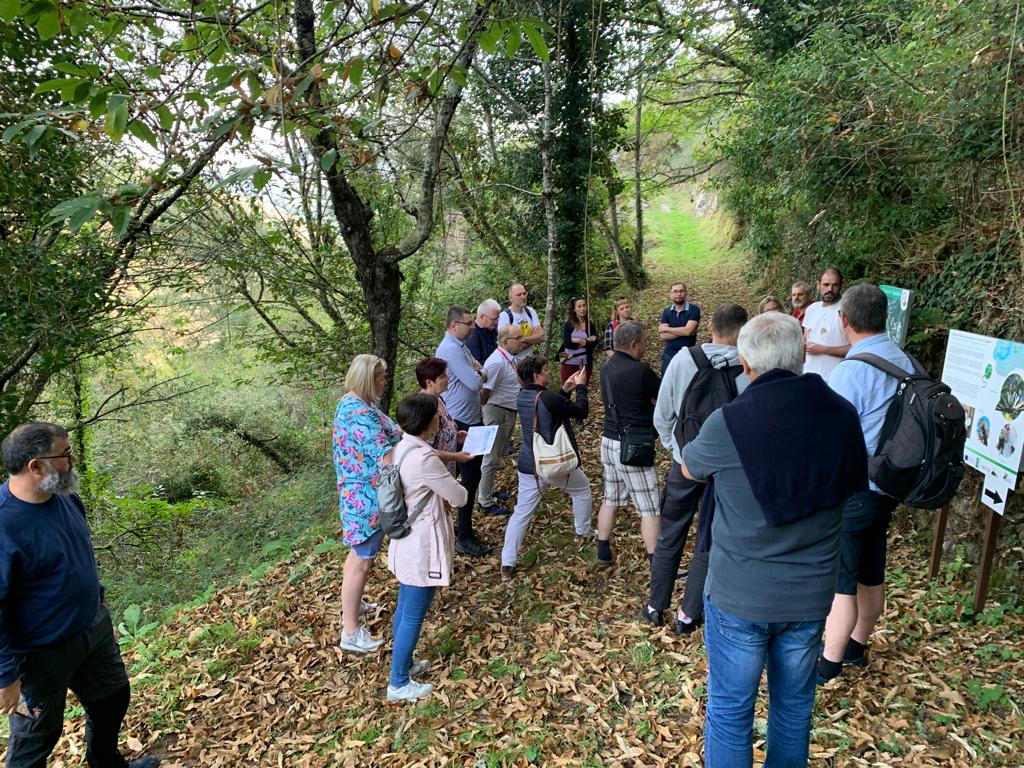 Visita de tres GDR e apicultores polacos ao Souto de Humboldt, en Negueira de Muñiz