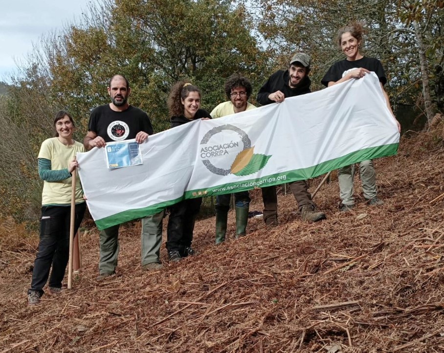 Plantación de árbores da Asociación Corripa en Pena da Nogueira para compensar a pegada de carbono xerada polas terceiras Xornadas de Ciencia na Aldea