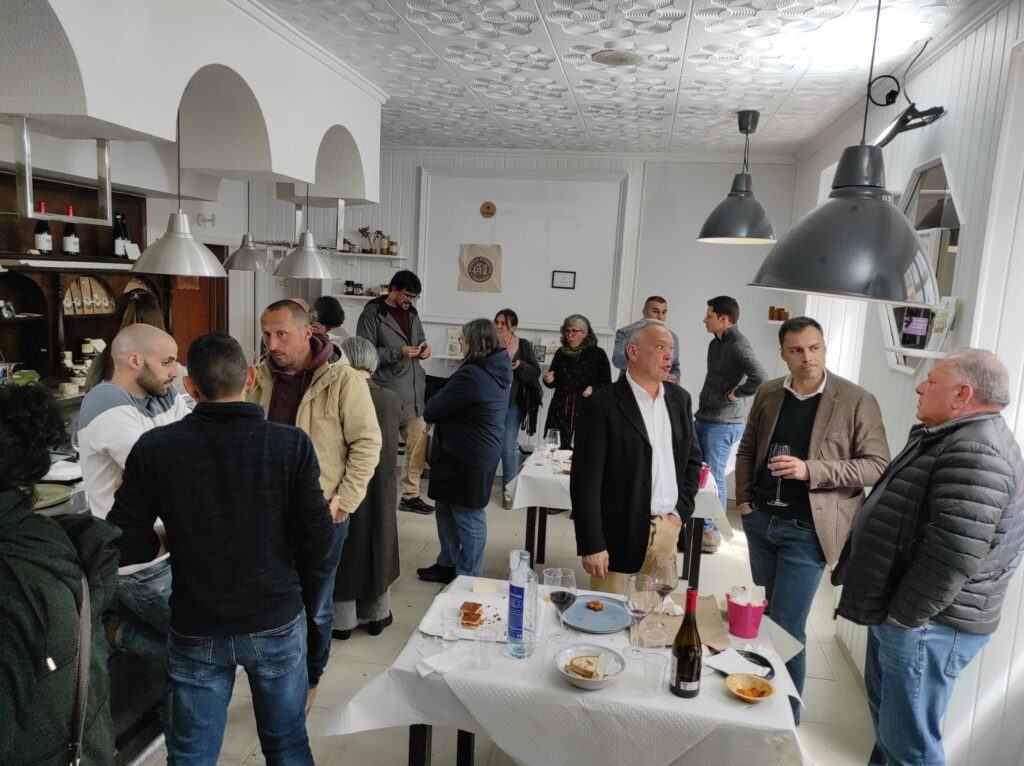 Comida networking na tenda da Asociación de Gandeiros da Fonsagrada (Asgafon) realizada con produtos de quilómetro cero dentro da Xornada de Emprendemento para Repoboar o Rural