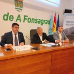 Inauguracion da 'Xornada de Emprego para Repoboar o Rural' celebrada o 26 de abril de 2024 na Fonsagrada. Na imaxe aparecen, de esquerda a dereita: Pedro Blanco, Delegado do Gobierno en Galicia; Carlos López, presidente do GDR Montes e Vales Orientais e alcalde da Fonsagrada; e Roberto Fernández, vogal da Comisión Executiva da Fegamp e alcalde da Ribeira de Piquín.