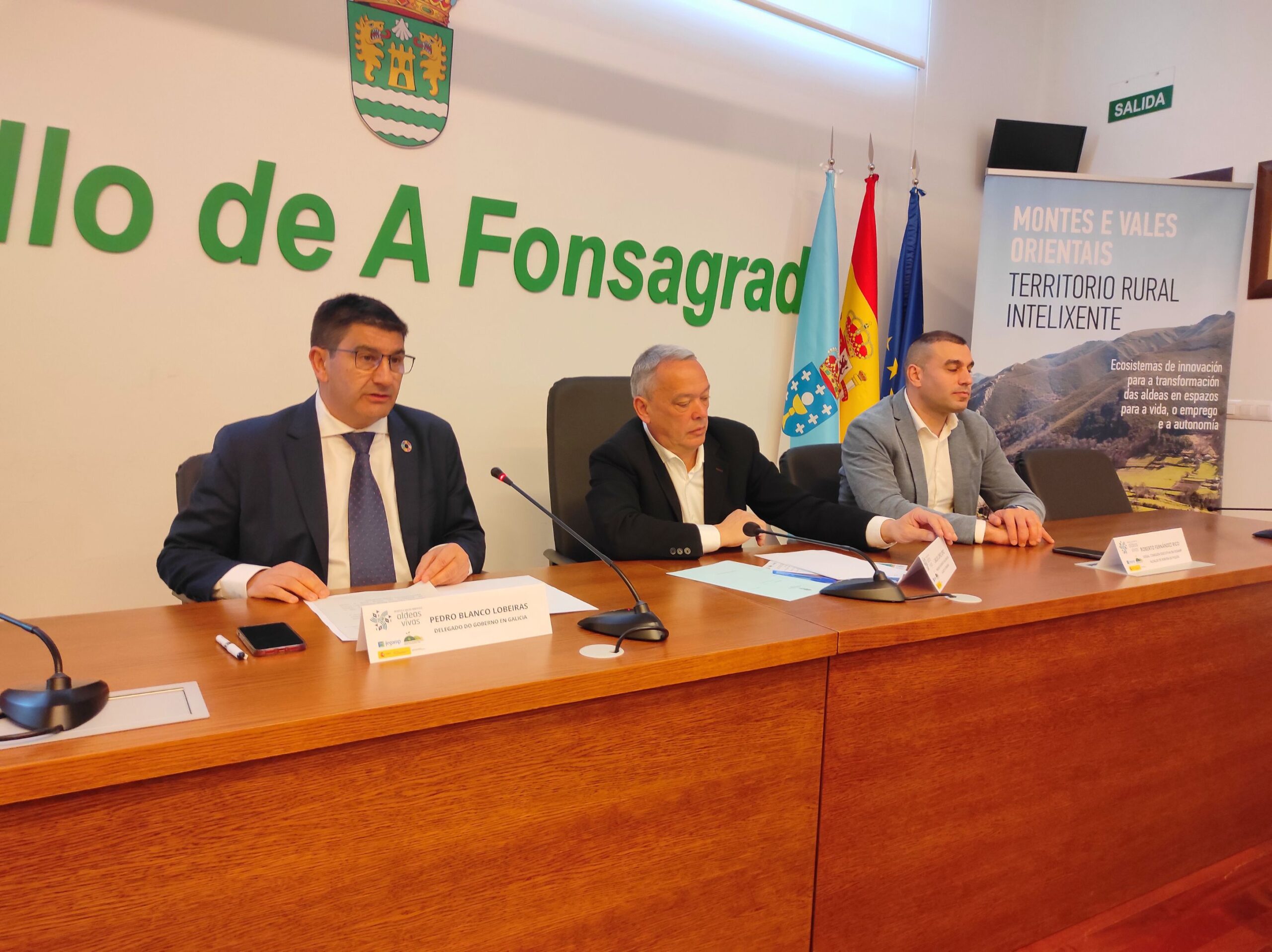 Inauguracion da 'Xornada de Emprego para Repoboar o Rural' celebrada o 26 de abril de 2024 na Fonsagrada. Na imaxe aparecen, de esquerda a dereita: Pedro Blanco, Delegado do Gobierno en Galicia; Carlos López, presidente do GDR Montes e Vales Orientais e alcalde da Fonsagrada; e Roberto Fernández, vogal da Comisión Executiva da Fegamp e alcalde da Ribeira de Piquín.