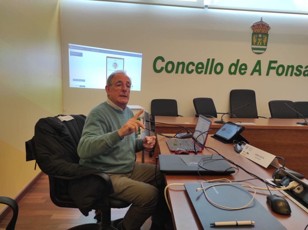 Jorge Caleya, de Swit Project, presentando na Fonsagrada o proxecto de videoasistencia dirixido a maiores de 65 anos
