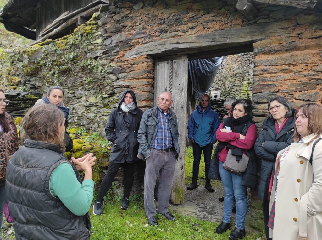 Visita a aldea de Ernes (Negueira de Muñiz) durante a Xornada de Emprendemento para Repoboar o Rural celebrada na Fonsagrada o 26 de abril de 2024