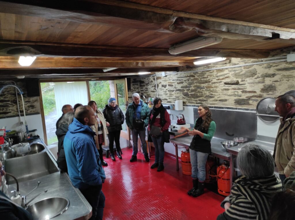 Visita á Cooperativa Ribeira do Navia (Ribeiregas) na aldea de Ernes (Negueira de Muñiz) durante a Xornada de Emprendemento para Repoboar o Rural celebrada na Fonsagrada o 26 de abril de 2024