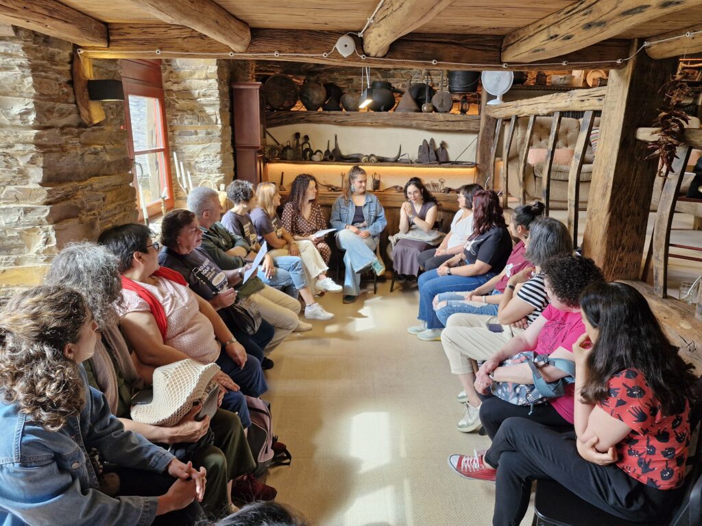 Mulleres participantes na xornada 'As mulleres e a música: transmisión da tradicional oral' que se celebrou en Navia de Suarna o 31 de maio de 2025 promovido pola Rede de Mulleres do Territorio que impulsa o GDR Montes e Vales Orientais e a FEGAMP