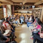 Mulleres participantes na xornada 'As mulleres e a música: transmisión da tradicional oral' que se celebrou en Navia de Suarna o 31 de maio de 2025 promovido pola Rede de Mulleres do Territorio que impulsa o GDR Montes e Vales Orientais e a FEGAMP