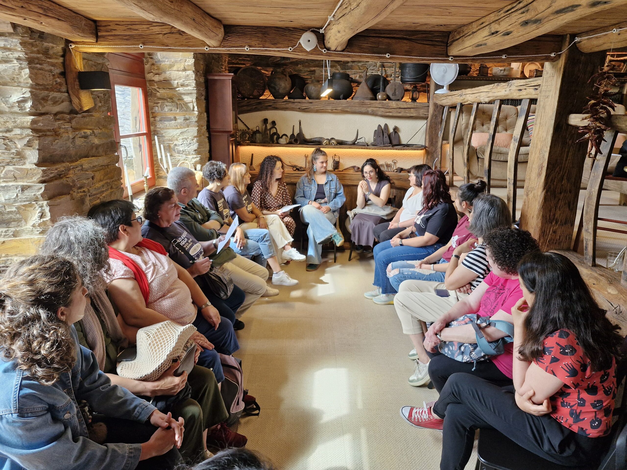 Mulleres participantes na xornada 'As mulleres e a música: transmisión da tradicional oral' que se celebrou en Navia de Suarna o 31 de maio de 2025 promovido pola Rede de Mulleres do Territorio que impulsa o GDR Montes e Vales Orientais e a FEGAMP